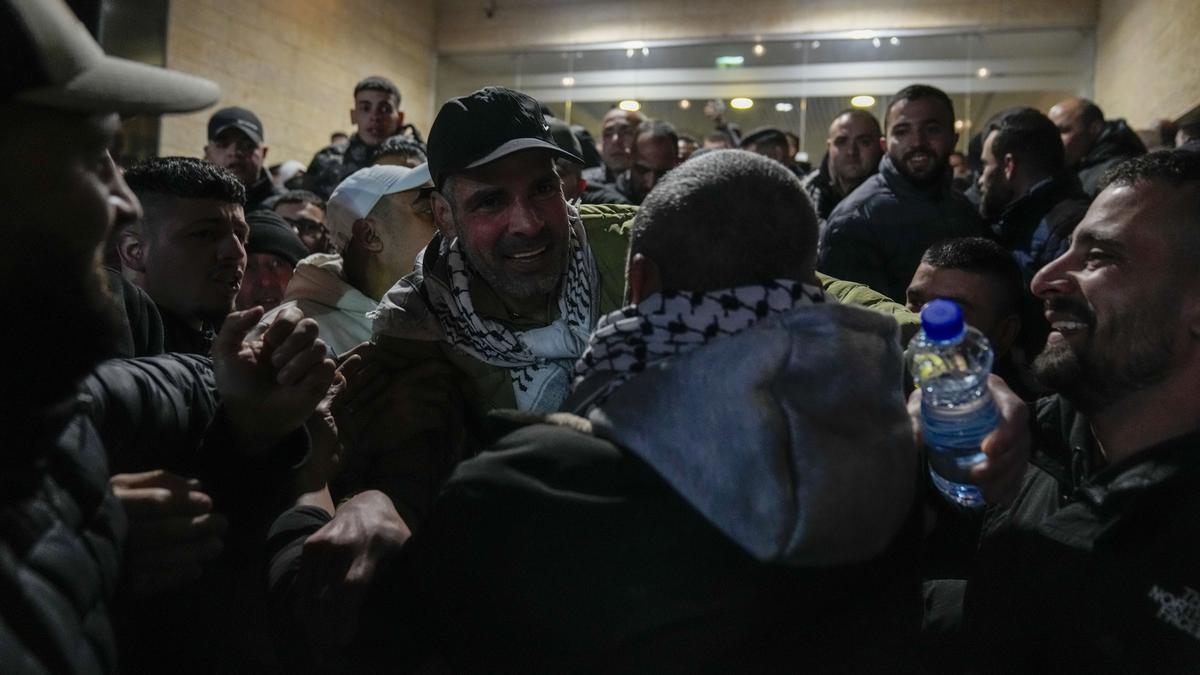 Hamas hands over 4 dead hostages to Red Cross from Gaza as Palestinians leave Israeli prison